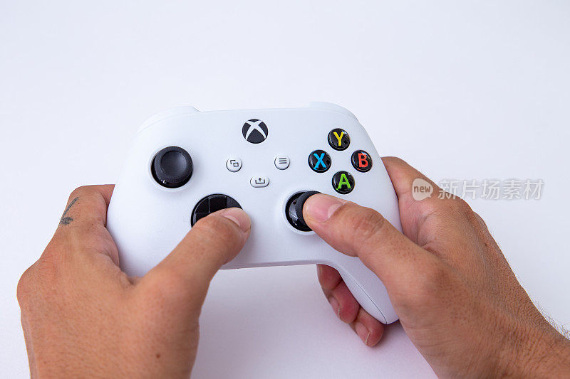 São巴西，保罗，2022年03月:新款视频游戏主机Xbox Series s的白色控制器，用一只手操作按钮